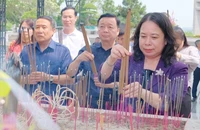 Phó Chủ tịch nước Võ Thị Ánh Xuân, Phó Thủ tướng Trần Hồng Hà dâng hương tại Nghĩa trang Liệt sĩ quốc gia Đường 9.