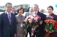 Đại sứ Việt Nam tại Liên bang Nga, kiêm nhiệm Azerbaijan Đặng Minh Khôi và Phu nhân đón Tổng Bí thư Tô Lâm và Phu nhân tại Sân bay quốc tế Heydar Aliyev, thủ đô Baku. (Ảnh: Thống Nhất/TTXVN)