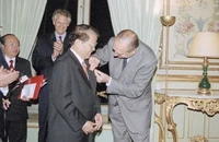 Tổng thống Pháp Jacques Chirac trao Huân chương Bắc đẩu bội tinh tặng Chủ tịch nước Trần Đức Lương (Paris, 28/10/2002). Ảnh: TTXVN