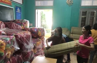 Giáo viên Trường phổ thông dân tộc nội trú THPT Nậm Pồ chuẩn bị đồ dùng phục vụ học sinh nội trú trong năm học mới.