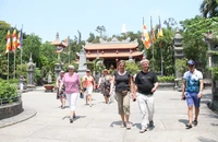 Du khách quốc tế tham quan chùa Long Sơn, TP Nha Trang, tỉnh Khánh Hòa. (Ảnh: XUÂN THÀNH)