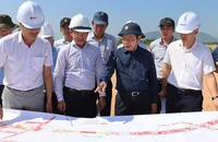 Lãnh đạo tỉnh Quảng Ngãi thường xuyên kiểm tra, gỡ vướng mặt bằng dự án đường cao tốc Quảng Ngãi-Hoài Nhơn. (Ảnh: HIỂN CỪ)
