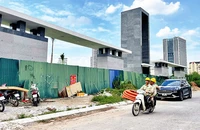 Sau nhiều lần thay đổi tiến độ, cổng vào công viên CV1 vẫn bịt tôn.