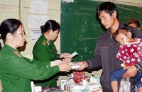 Lực lượng quân y khám bệnh, phát thuốc cho người dân khu vực biên giới.