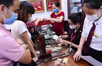 Người dân Hà Nội mua bán vàng. (Ảnh: DŨNG MINH)
