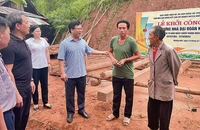 Đồng chí Phạm Đức Toàn (thứ 3 từ phải sang), Phó Chủ tịch Ủy ban nhân dân tỉnh Điện Biên tham gia lễ khởi công làm nhà Đại đoàn kết cho hộ nghèo ở huyện Mường Nhé.