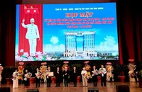 Trao Huy hiệu Đảng cho đảng viên.