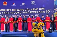 Các đại biểu thực hiện nghi thức khai mạc Hội nghị kết nối cung-cầu hàng hóa và Hội chợ Công thương vùng Đông Nam Bộ-Bình Dương 2023