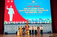 Lãnh đạo tỉnh Bình Dương trao tặng hoa chúc mừng hội nghị.