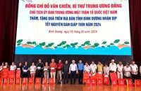 Đồng chí Đỗ Văn Chiến và lãnh đạo Tổng Liên đoàn Lao động Việt Nam, lãnh đạo tỉnh Bình Dương trao tặng quà cho công nhân lao động, người dân có hoàn cảnh khá khăn.