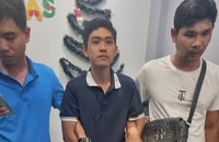 Đối tượng Thái Văn Trường (giữa) đã khai nhận hành vi phạm tội.