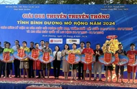 Lãnh đạo tỉnh Bình Dương và Ban Tổ chức trao cờ lưu niệm cho các đội thuyền tham dự giải.