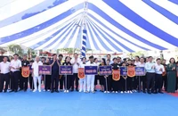 Các đại biểu chụp hình lưu niệm với các đội tham dự giải.