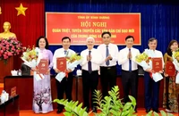 Lãnh đạo tỉnh Bình Dương trao quyết định và tặng hoa chúc mừng các đồng chí được chuẩn y, phê chuẩn.