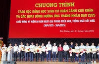 Tri ân và tặng Bằng khen của Chủ tịch Ủy ban nhân dân tỉnh Bình Dương cho các tập thể, cá nhân.