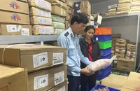 Lực lượng Quản lý thị trường kiểm tra kho chứa trữ thực phẩm đông lạnh tại thành phố Thủ Đức. (Ảnh: Cục Quản lý thị trường Thành phố Hồ Chí Minh)