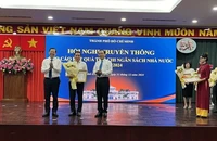 Lãnh đạo Thành phố Hồ Chí Minh trao bằng khen các doanh nghiệp tiêu biểu nộp ngân sách nhà nước năm 2024. 