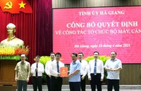 Đồng chí Hầu A Lềnh, Ủy viên Ban Chấp hành Trung ương Đảng, Bí thư Tỉnh ủy Hà Giang trao quyết định sáp nhập Báo Hà Giang và Đài Phát thanh và Truyền hình tỉnh cho tập thể lãnh đạo Báo Hà Giang (mới).