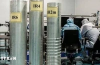 Kỹ thuật viên làm việc tại một cơ sở hạt nhân của Iran. (Ảnh: IRNA/TTXVN)