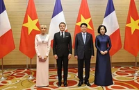 Chủ tịch nước Lương Cường cùng Phu nhân và Tổng thống Pháp cùng Phu nhân tại buổi chiêu đãi tối 26/5.