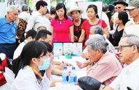 Tư vấn sức khỏe cho người cao tuổi tại Học viện Quân y. Ảnh: HẢI NAM