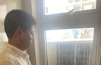 Anh Lương Ngọc Quỳnh - căn hộ 906 tòa B2 cho biết nước bẩn khiến gia đình không thể dùng sinh hoạt được.