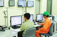 Vận hành tại Nhà máy điện rác Nam Sơn. Ảnh: NGUYỆT ANH