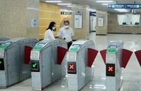 Soát vé điện tử trên tuyến đường sắt đô thị Cát Linh - Hà Đông.