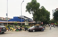 Một góc chợ tạm trên phố Doãn Kế Thiện.