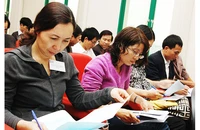 Nhà đầu tư xem xét báo cáo tài chính tại đại hội cổ đông của doanh nghiệp. Ảnh: HẢI ANH