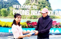Nhân viên du lịch ở Phong Nha trao lại tiền mặt khách du lịch bỏ quên.