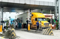 Ô-tô xếp hàng dài ùn tắc tại trạm.