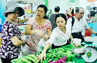 Cần kiểm soát tốt giá cả các mặt hàng tiêu dùng sau khi tăng giá điện. Ảnh: BẮC SƠN