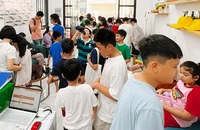 Nhiều học sinh tiểu học tại Hà Nội đến đăng ký học thêm tại Trung tâm bồi dưỡng kiến thức.