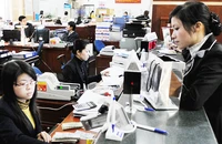 Các tổ chức tín dụng luôn phải đối mặt với nguy cơ nợ xấu tiềm ẩn. Ảnh: NAM ANH