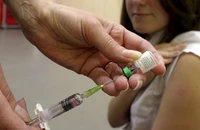 Tiêm vaccine là giải pháp hữu hiệu ngăn ngừa mắc sởi. Ảnh: AP
