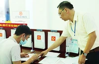 Cán bộ Văn phòng UBND tỉnh Lai Châu hướng dẫn người dân thực hiện thủ tục hành chính.