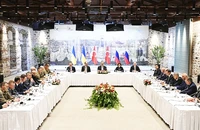 Hai phái đoàn Nga (phải) và Ukraine đàm phán tại Istanbul. Ảnh: GETTYIMAGES