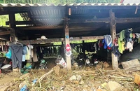 Một nhà dân ở thôn Phiêng Khăm, xã Yến Dương, huyện Ba Bể ngập trong bùn, đất, đá sau lũ quét. Ảnh: TUẤN SƠN