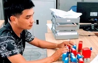 Đối tượng Phạm Đình Hậu cùng số con dấu giả bị thu giữ.