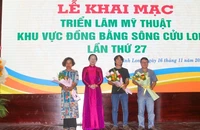 Lãnh đạo tỉnh Vĩnh Long trao thưởng cho các tác giả đoạt giải. (Ảnh: BÁ DŨNG)