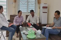 Đại diện các hộ dân làm việc với phóng viên Báo Nhân Dân.