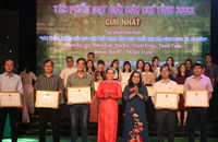 Lãnh đạo tỉnh trao giải cho các tác giả, nhóm tác giả đạt giải Nhất Báo chí tỉnh Sóc Trăng 2022.
