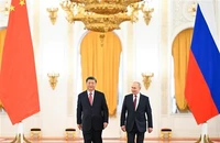 Tổng thống Nga Vladimir Putin (phải) và Chủ tịch Trung Quốc Tập Cận Bình tại lễ đón ở Moskva, ngày 21/3/2023. (Ảnh: THX/TTXVN)