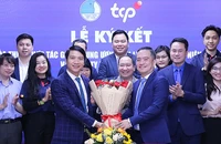 Bí thư Thường trực Trung ương Đoàn, Chủ tịch Hội Liên hiệp Thanh niên Việt Nam Nguyễn Ngọc Lương và Tổng Giám đốc TCP Việt Nam Nguyễn Thanh Huân trao biên bản ký kết thỏa thuận hợp tác giai đoạn 2023-2025.