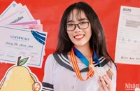 Em Đặng Thị Minh Anh, học sinh lớp 12 chuyên Anh 2 Trường trung học phổ thông Chuyên Lê Hồng Phong (Nam Định) giành giải Nhất nội dung thi Microsoft Word 2016.
