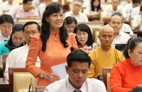 Các đại biểu thảo luận tại kỳ họp.