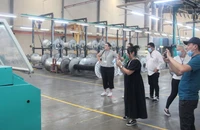 Phái đoàn tham quan nhà máy sợi của Công ty cổ phần Vinatex Phú Hưng.