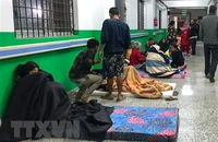 Người dân trú tạm tại hành lang bệnh viện sau trận động đất ở Jajarkot, Nepal, ngày 4/11. (Ảnh: AFP/TTXVN)