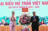 Bí thư Tỉnh ủy Thái Bình Ngô Đông Hải (bên phải) tặng hoa chúc mừng Đại hội. (Ảnh: MAI TÚ)